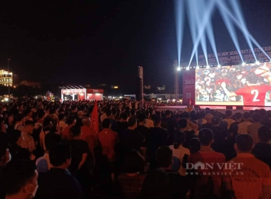 Vạn người chen chân trước màn hình led "khủng" xem U23 Việt Nam - U23 Indonesia thi đấu